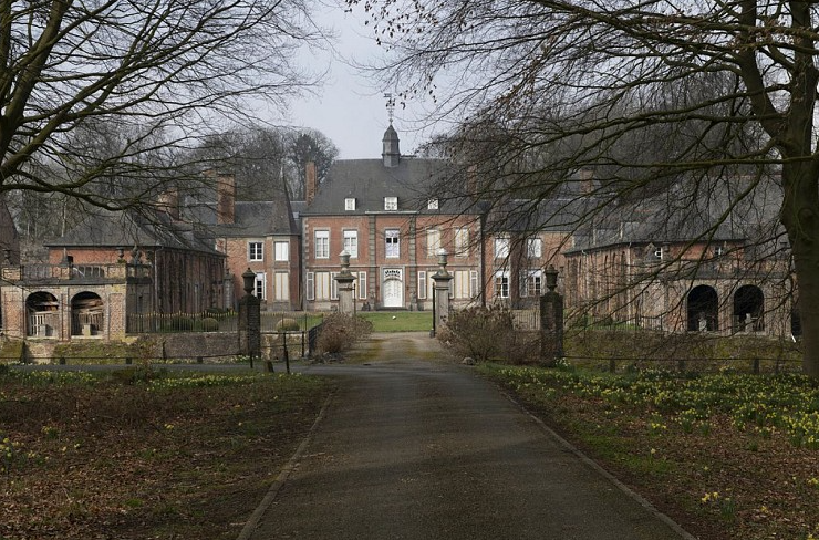 Le château de Villers-lez-Heest, Belgium